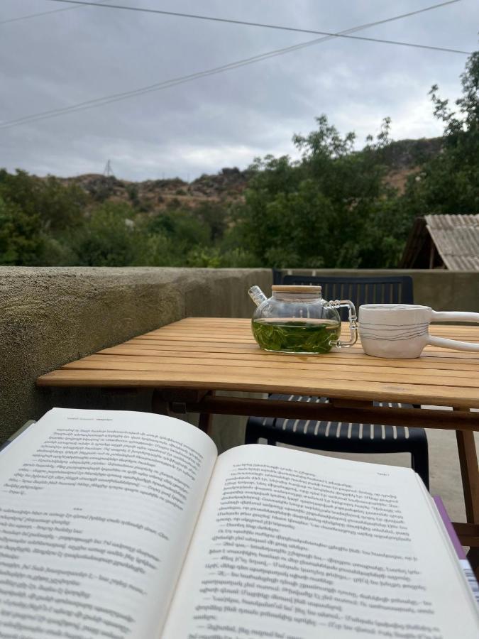 Zove Rural Cottage With Garden Views K'arashamb ภายนอก รูปภาพ
