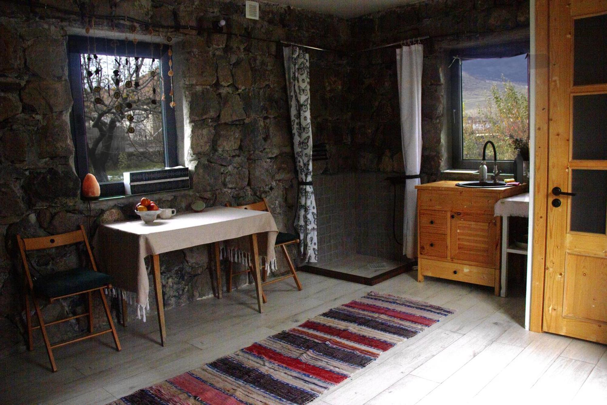 Zove Rural Cottage With Garden Views K'arashamb ภายนอก รูปภาพ